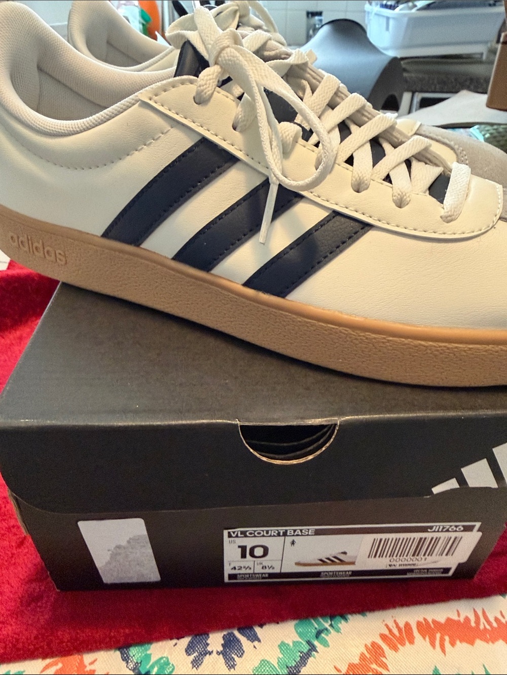 NEW Adidas Sneakers with black Three-Stripes and Gum Sole not worn